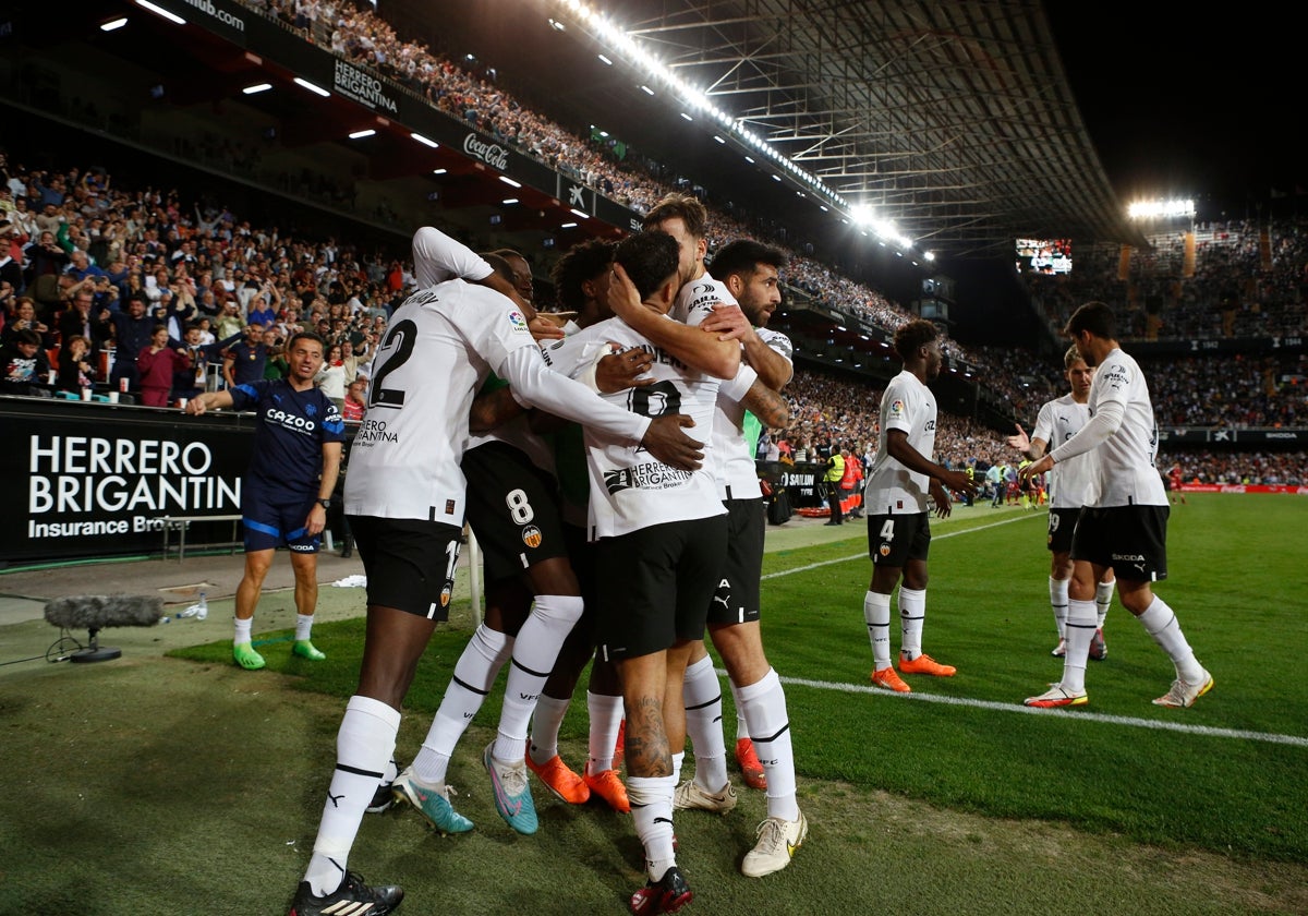 La plantilla del Valencia celebrando un gol.