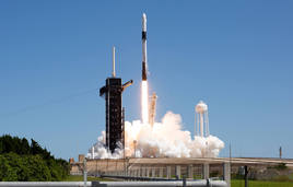 El cohete Falcon 9 de SpaceX que transporta la nave espacial Crew Dragon