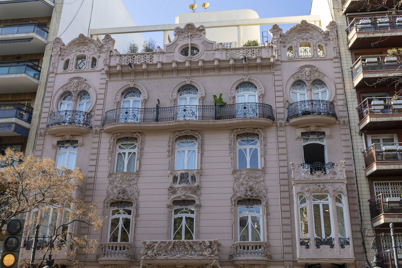 La Casa Ortega fue construida por el arquitecto Manuel Peris en 1906.