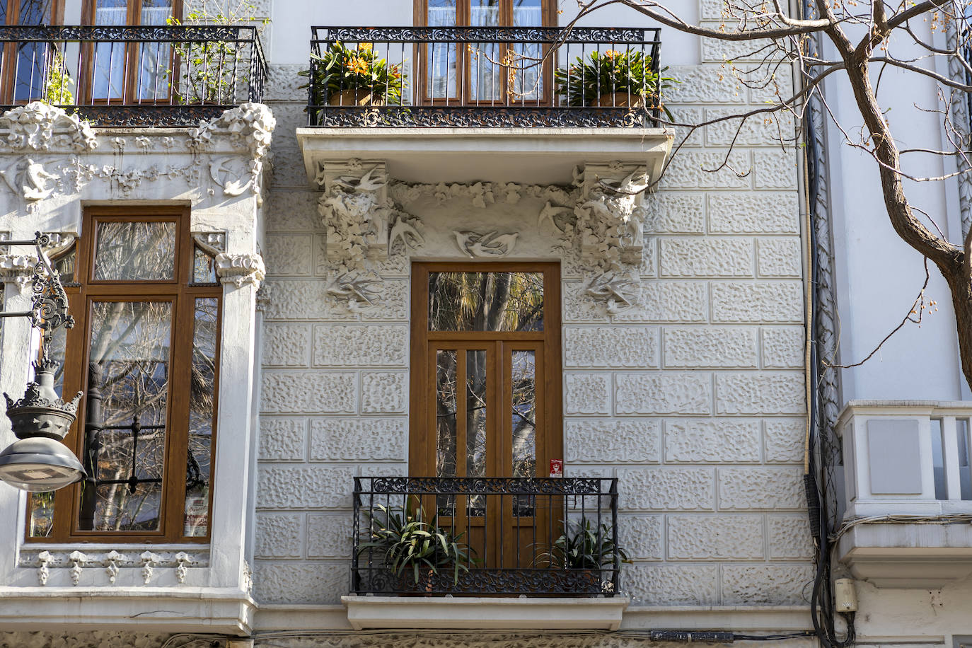 Los detalles modernistas de esta finca le han dado el apodo definitivo, la casa de las golondrinas.