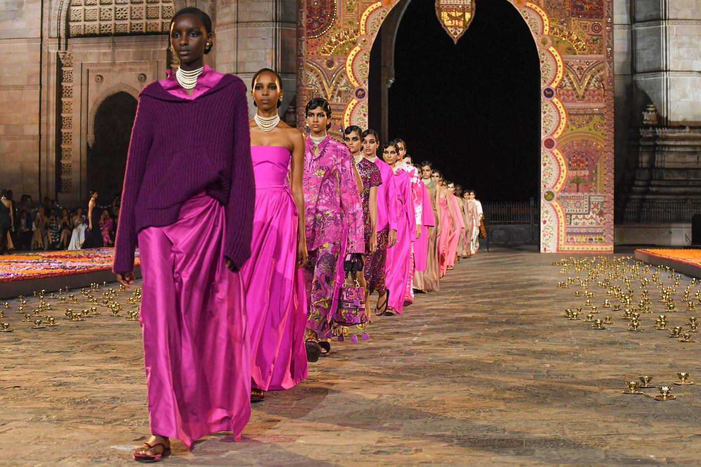 Así ha sido el desfile de Dior en Bombay: color, tradición y pedrería