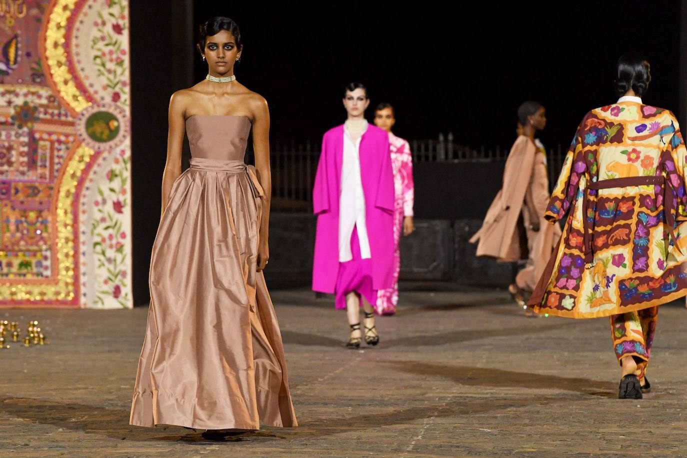 Así ha sido el desfile de Dior en Bombay: color, tradición y pedrería