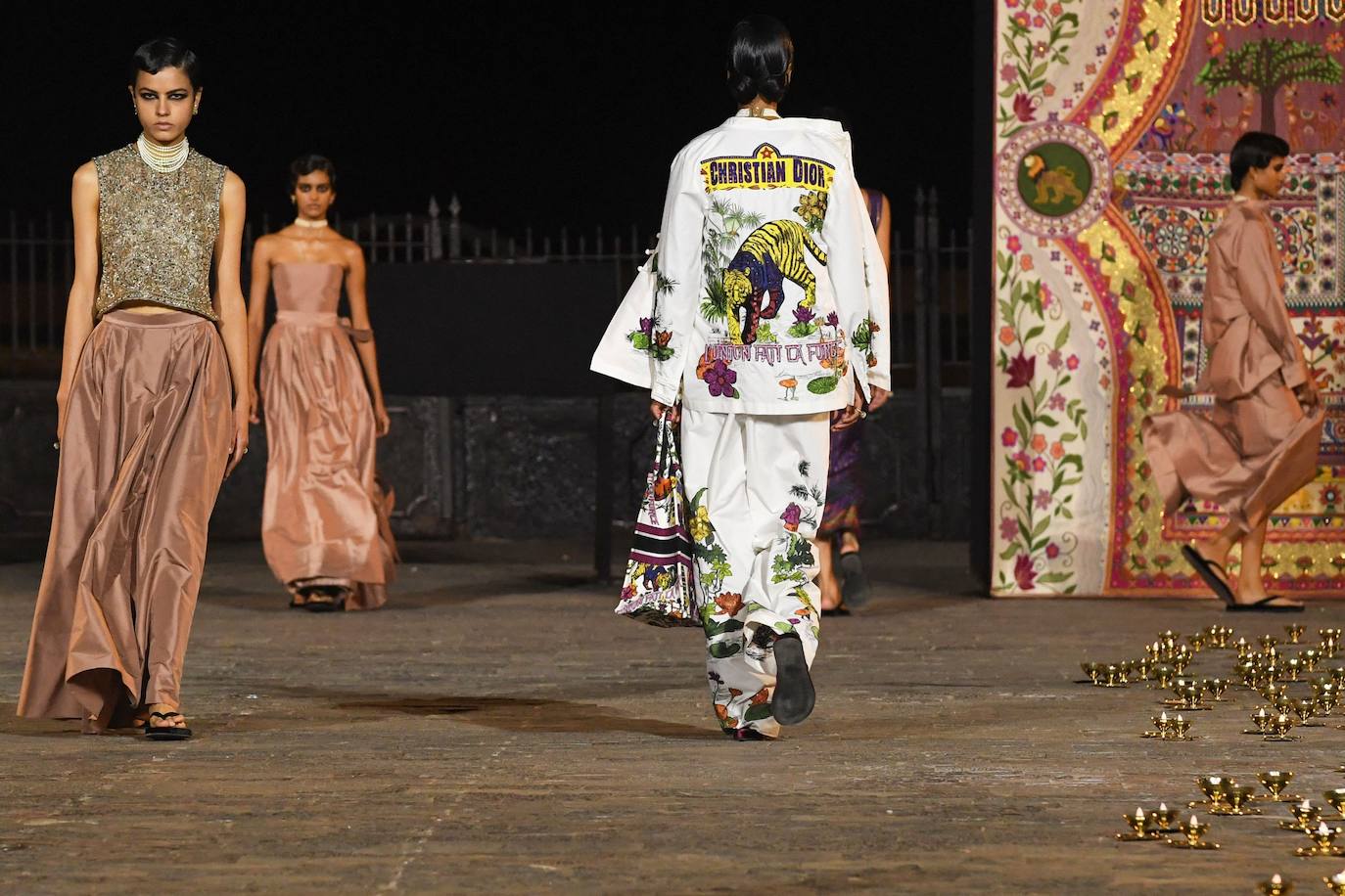 Así ha sido el desfile de Dior en Bombay: color, tradición y pedrería