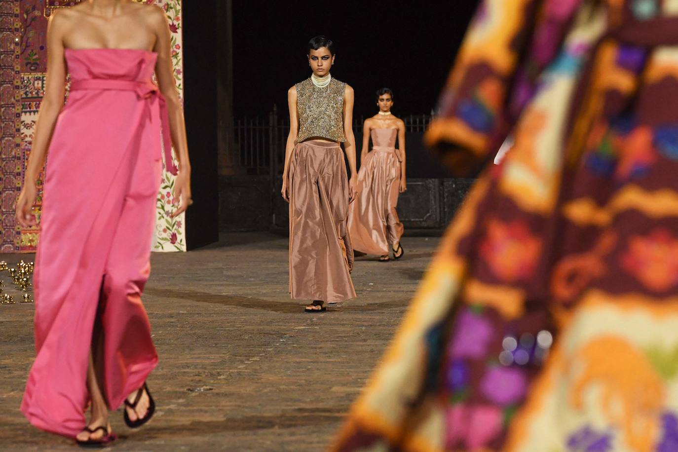 Así ha sido el desfile de Dior en Bombay: color, tradición y pedrería