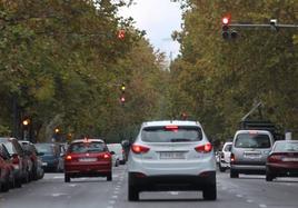 Paso de vehículos en la avenida de Blasco Ibáñez.