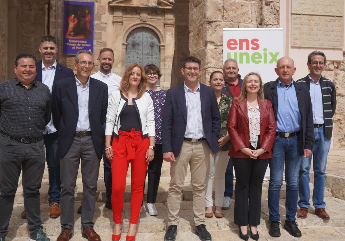 Las tres caras visibles de Ens Uneix Albaida con responsables del partido.