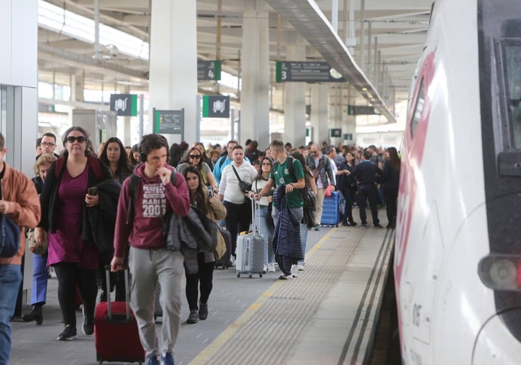 Pasajeros que han llegado a Valencia desde Madrid este viernes.