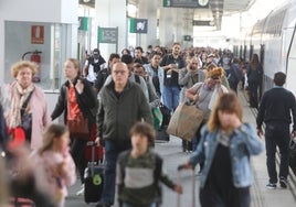 Cientos de personas llegan este viernes a la estación del AVE en Valencia.