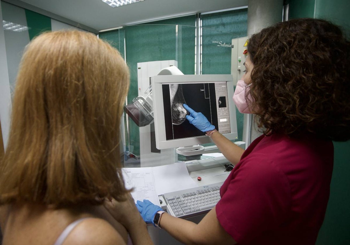 Una profesional explica los resultados de una mamografía a una paciente.