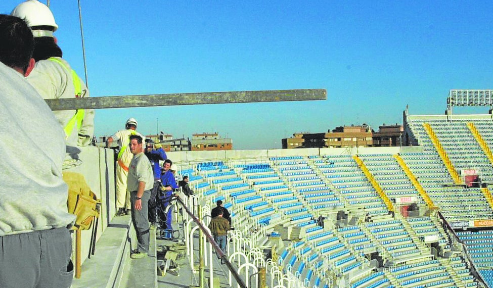 Obreros en Mestalla en los años 90.