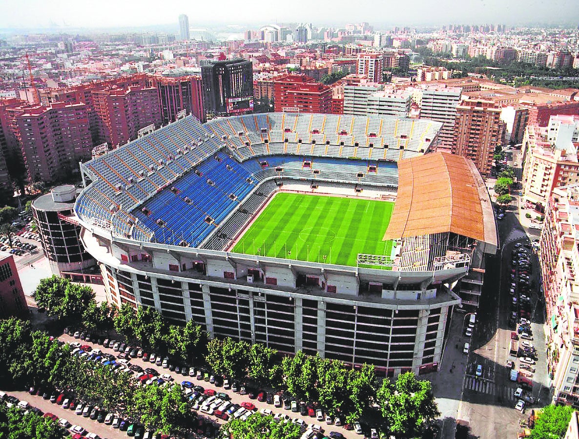 Vista aérea de Mestalla, donde se aprecia la avenida de Aragón, urbanizada para el Mundial d e1982.