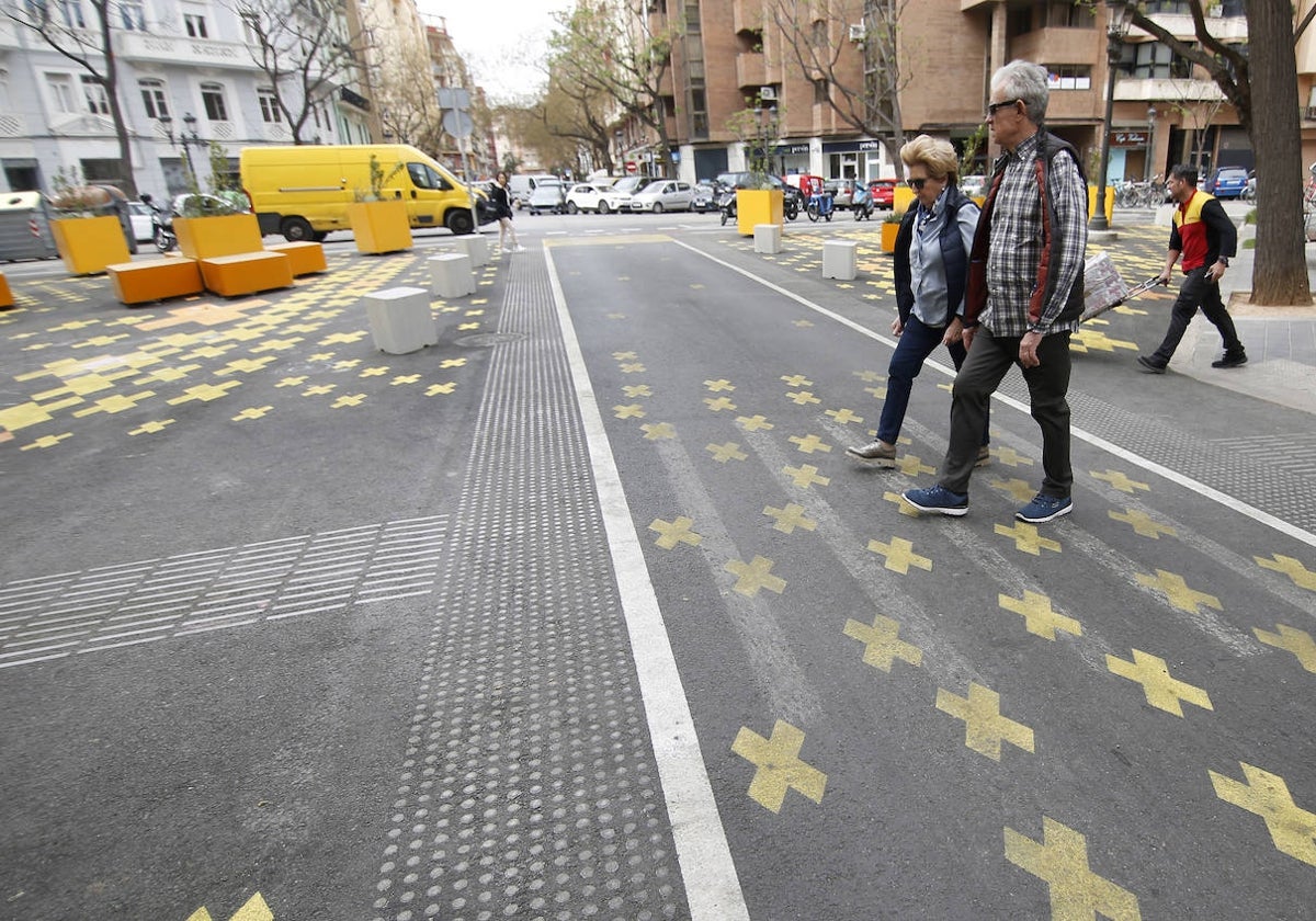 Viandantes cruzando por una zona marcada con cruces donde antes había pasos de peatones.