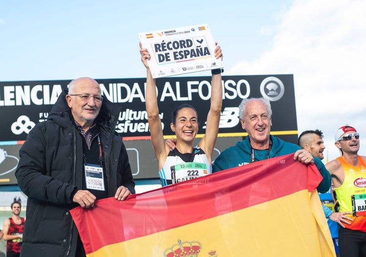 Juan Roig posa con Marta Galimany después de que la atleta batiese el récord de España de maratón