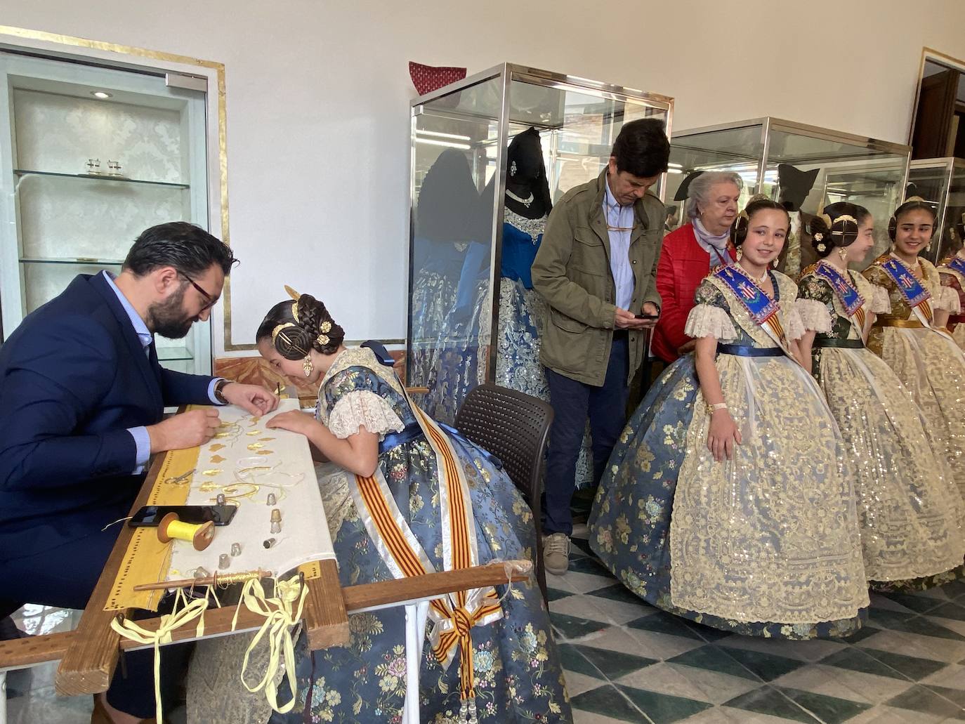 Así se termina el bordado del manto de la Virgen