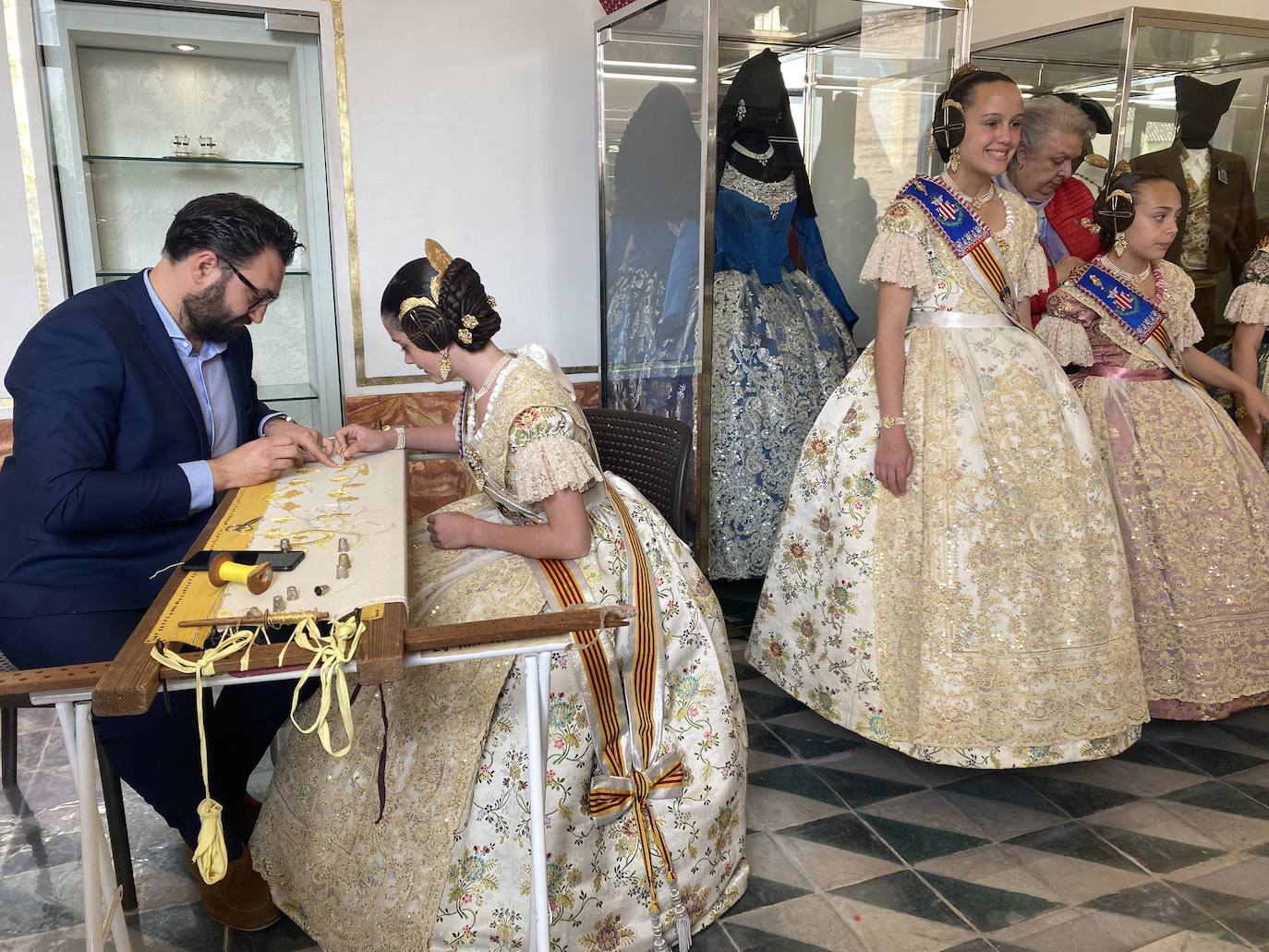 Así se termina el bordado del manto de la Virgen