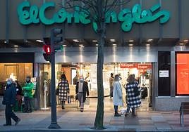 Entrada a un centro comercial de El Corte Inglés.