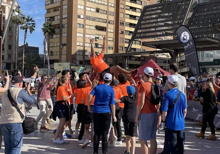 Los jugadores y jugadoras de la Selecció mantean a Molines tras la victoria en llargues.