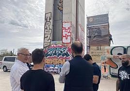 El alcalde de Valencia, Joan Ribó, viendo la jornada de deportes urbanos y rocódromo en la rotonda de la torre Miramar.
