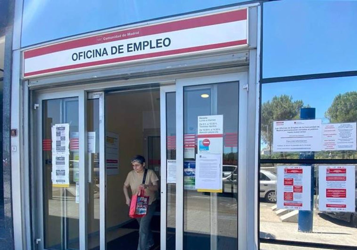 Una persona sale de una oficina de empleo.