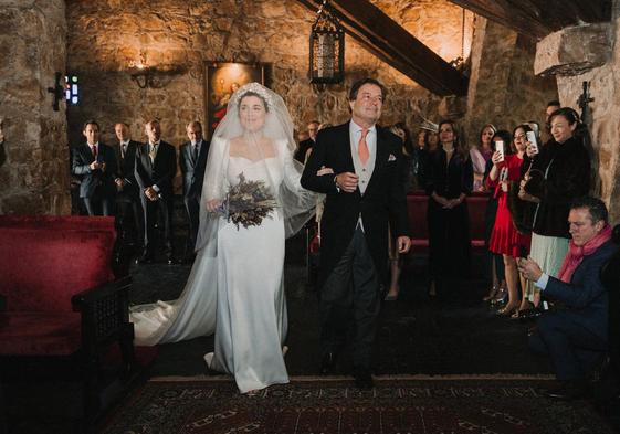 La novia entrando a la iglesia de Santa Bárbara con su padre, Sele Villanueva.