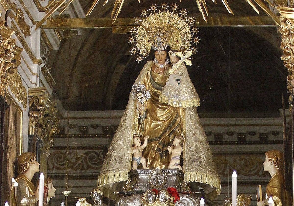 La Virgen de los Desamparados, en el camarín de la Basílica.