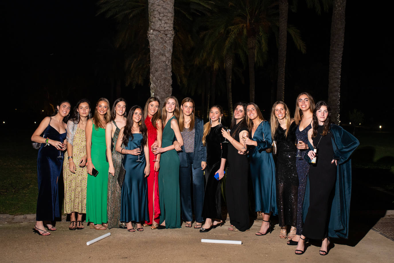 Amigas de Mery del Caxton College, donde ha estudiado la joven.