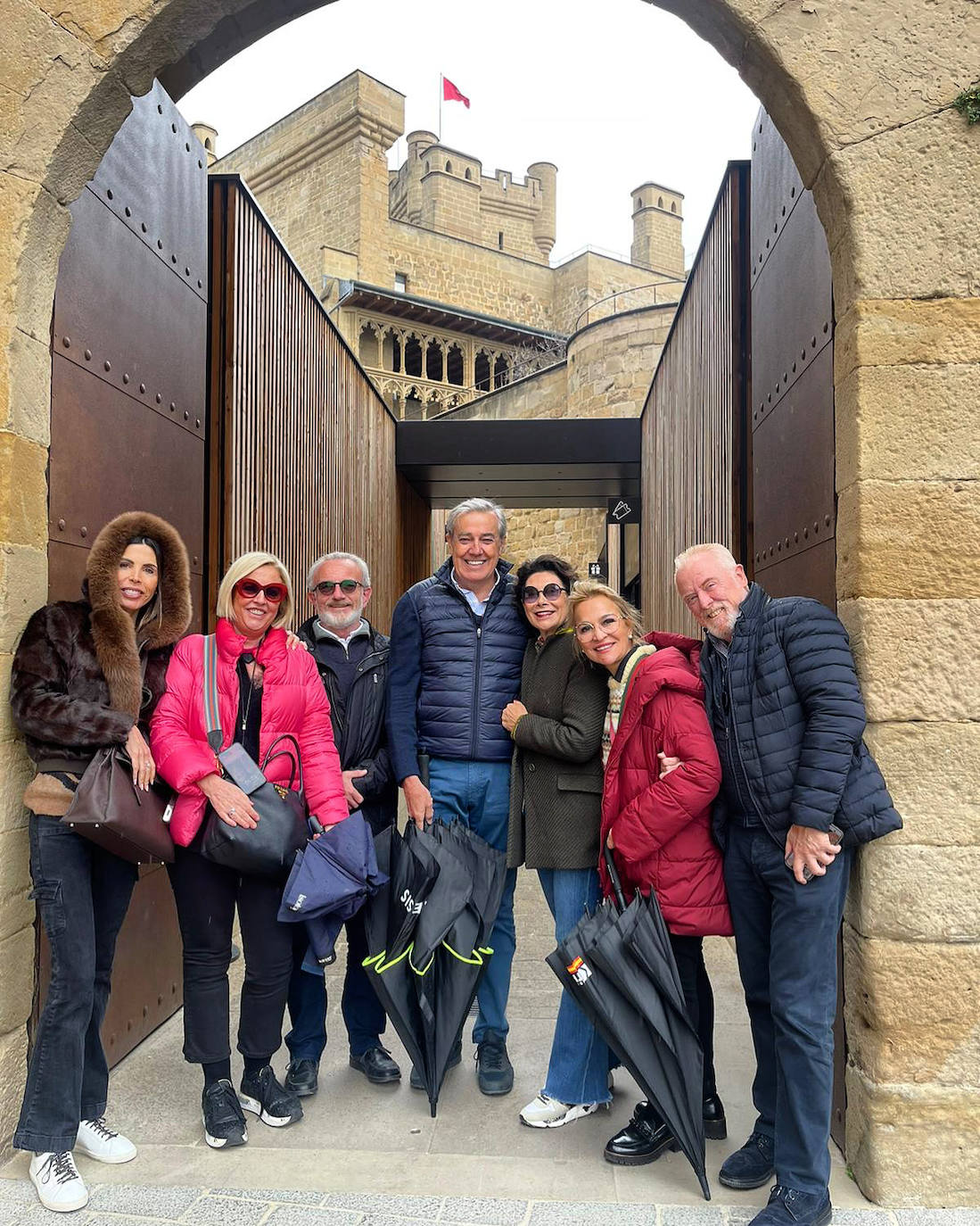 Imagen secundaria 2 - Arriba, desfile de Alejandro Resta en la Plaza Mayor de Madrid. A la derecha, el grupo de la Academia de Gastronomía, en un viaje a Navarra.