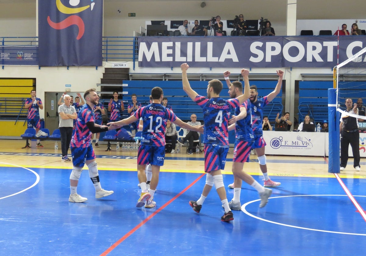 Jugadores del Conqueridor celebrando un punto en Melilla.