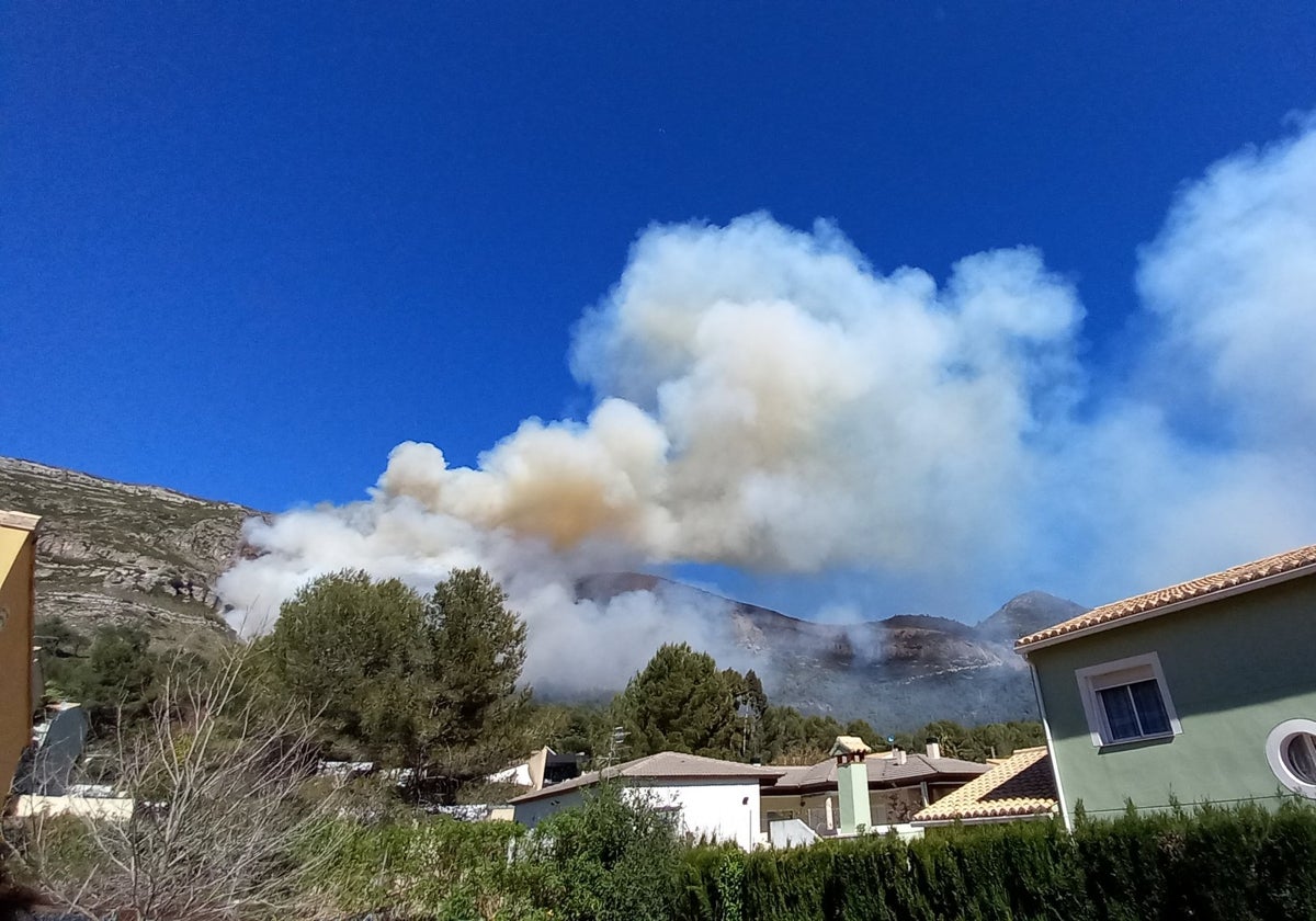 Incendio forestal declarado en Barx, junto al camino del Mondúver.