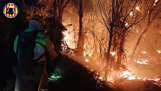 El monte en jaque: once rescatados tras seis incendios en la Comunitat