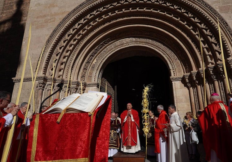 El arzobispo de Valencia, Enrique Benavent, en la bendición del Domingo de Ramos