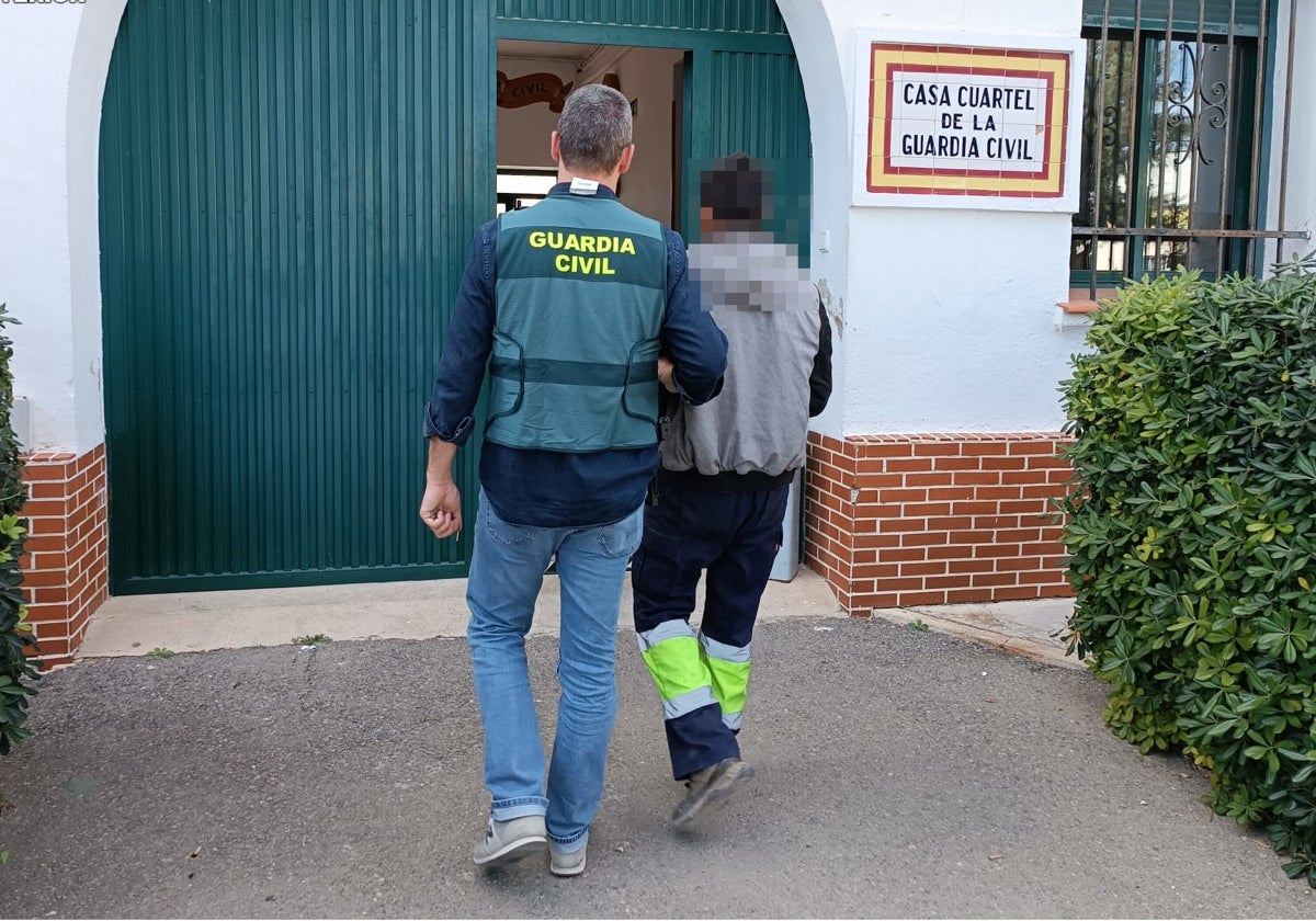 Un agente de la Guardia Civil acompaña al sospechoso a declarar al cuartel de la Guardia Civil.