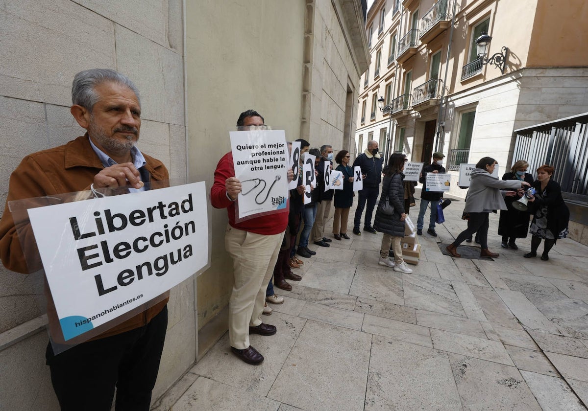 Presentación de firmas para exigir una ley que garantice la libre elección de lengua.