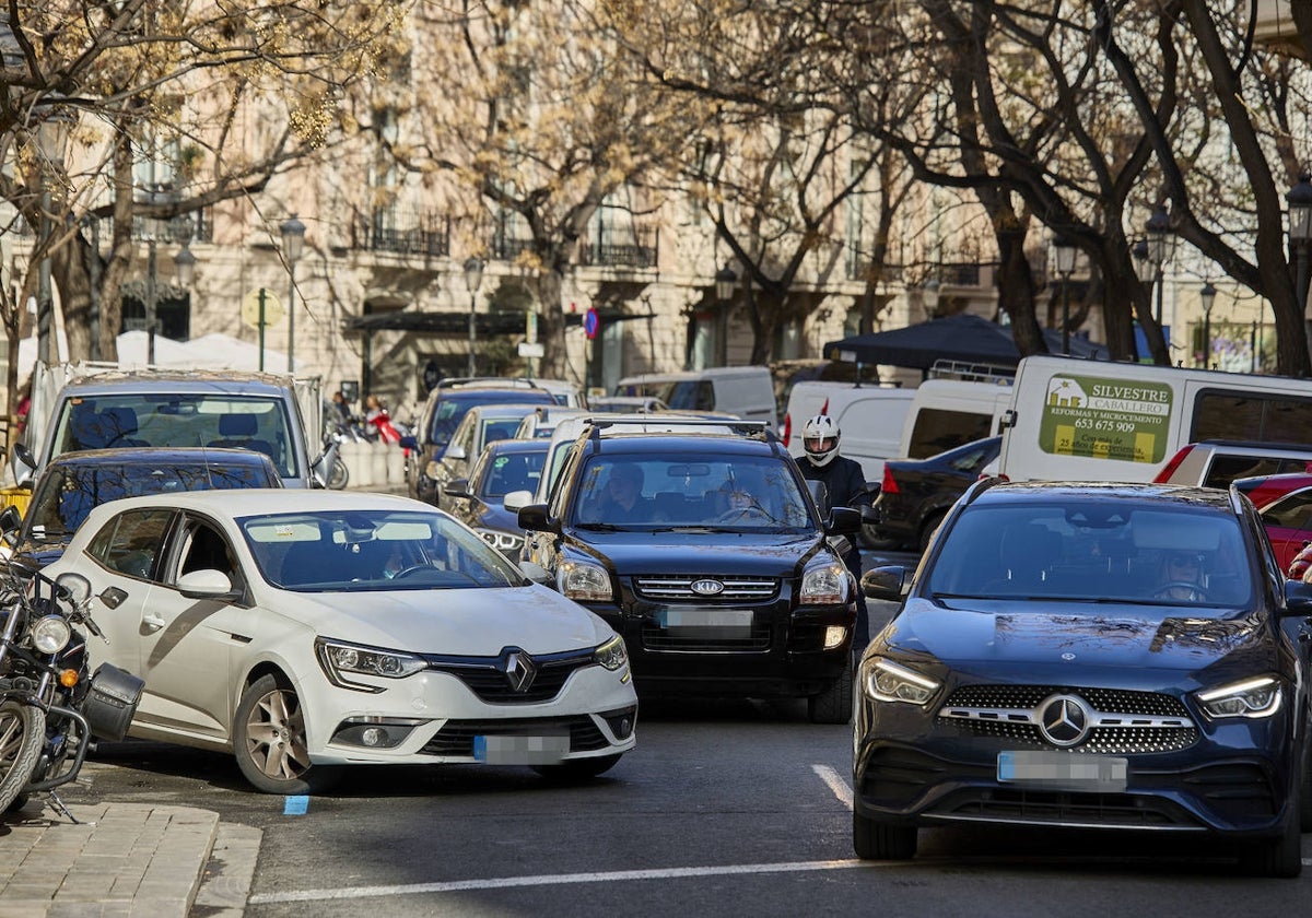 Decenas de coches circulan por el centro de Valencia.