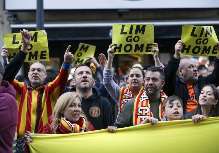 La afición del Valencia, antes del partido protesta contra la gestión de Peter Lim.