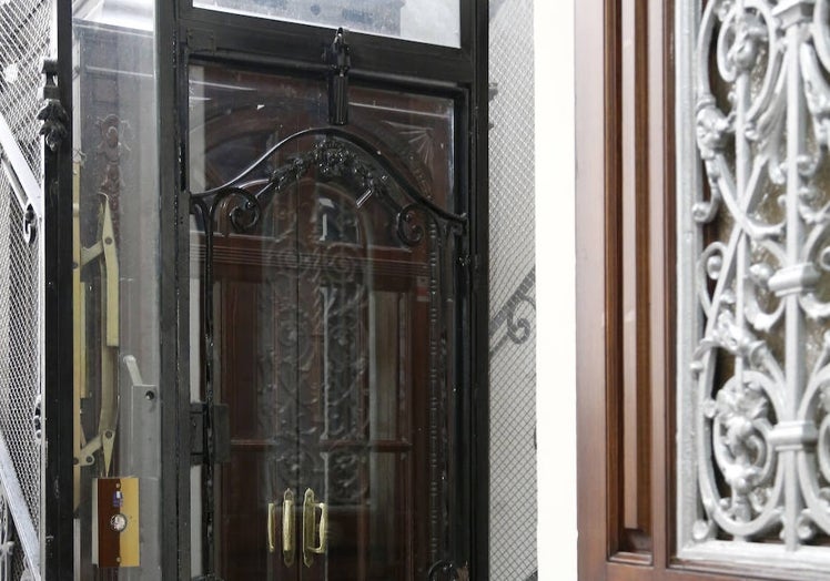 Detalle puerta de un elevador en la Gran Vía Marqués del Turia.