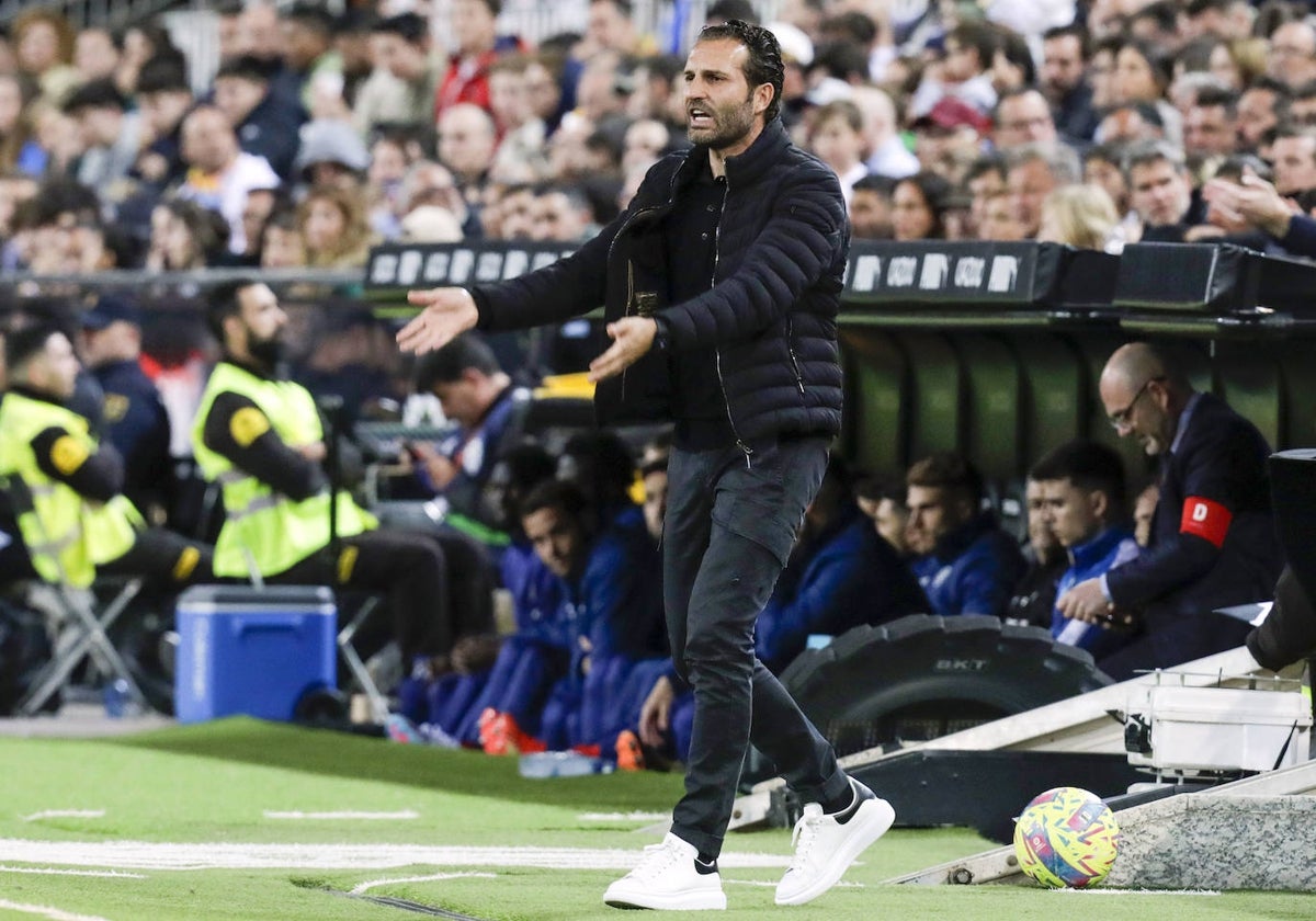 Rubén Baraja, pide orden a sus jugadores en el partido contra el Rayo.