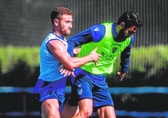 Shkodran Mustafi, durante su regreso a los entrenamientos en la Ciudad Deportiva de Buñol.