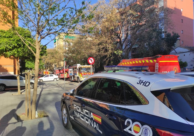 Vehículos de los bomberos y la Policía en la calle Escultor Salzillo.