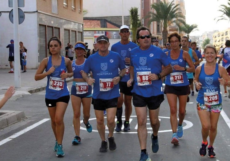 Varios socios del club corriendo durante una carrera.