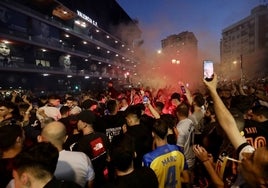 Aficionados del Valencia, en la Avenida de Suecia.