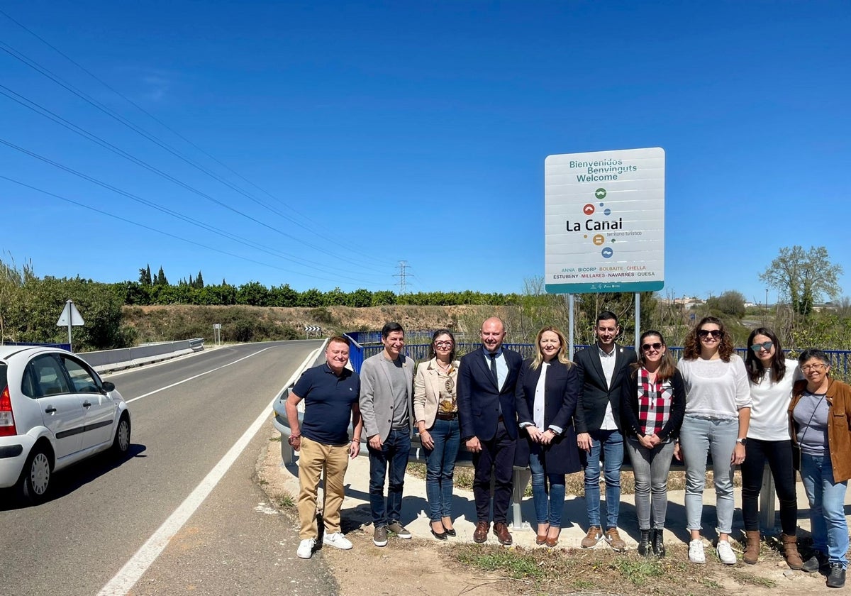 El presidente de la Diputación junto las alcaldesas y alcalde de la Canal de Navarrés.