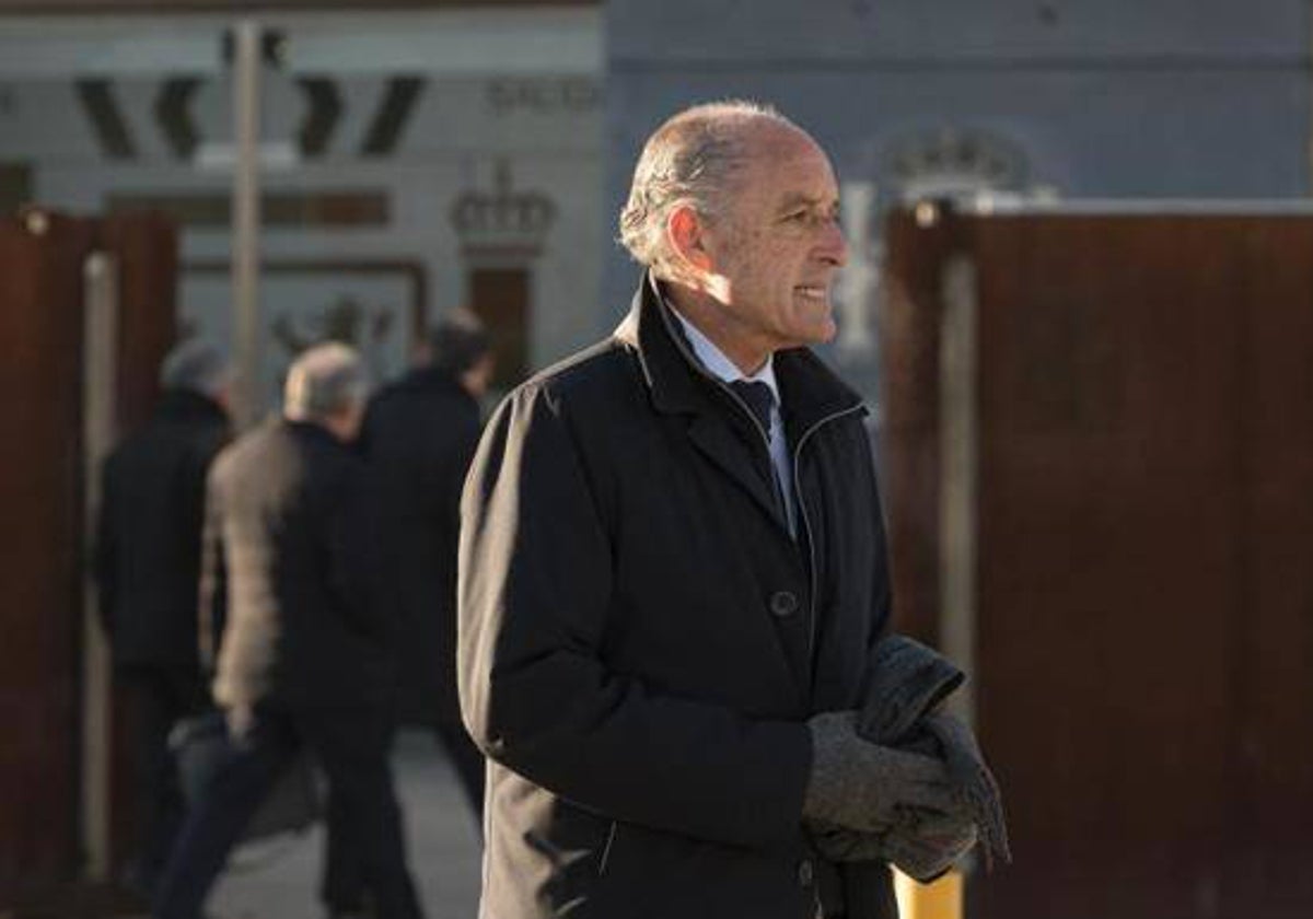 Francisco Camps, en el exterior de la Audiencia Nacional.