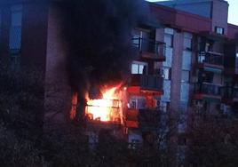 Un vehículo de los bomberos en en lugar.