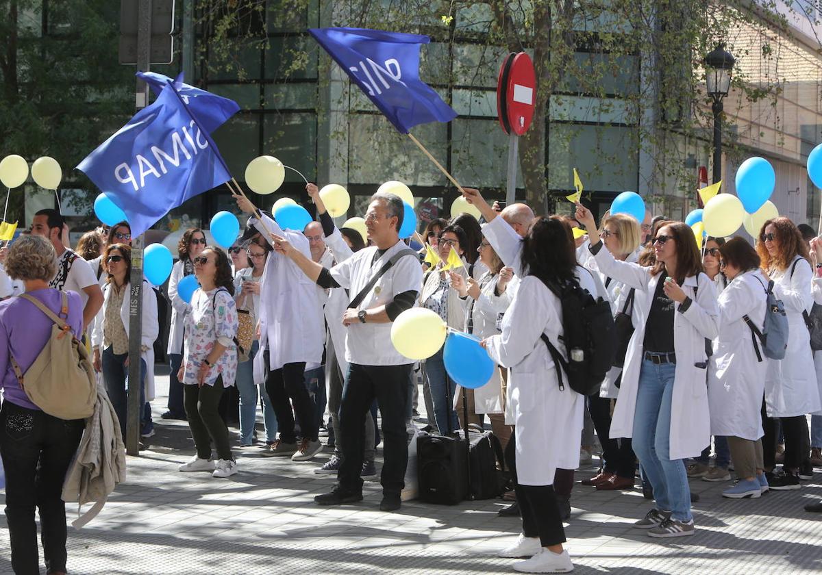 Concentración de médicos ante la Conselleria de Sanidad este lunes.