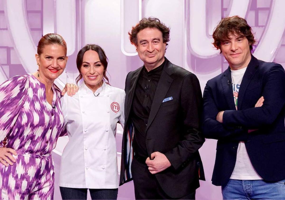 Los miembros del jurado de 'MasterChef' con María Escoté, invitada del último programa.