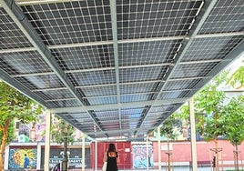 Instalan pérgolas con paneles fotovoltaicos en la plaza Rojas Clemente.