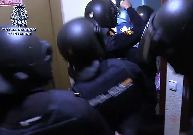 Cae un grupo criminal que reventaba cajeros en la Comunitat y robaba en naves industriales