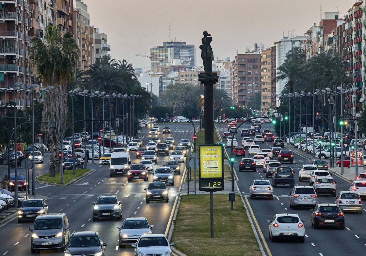 Vehículos circulando por la avenida Ausiàs March.