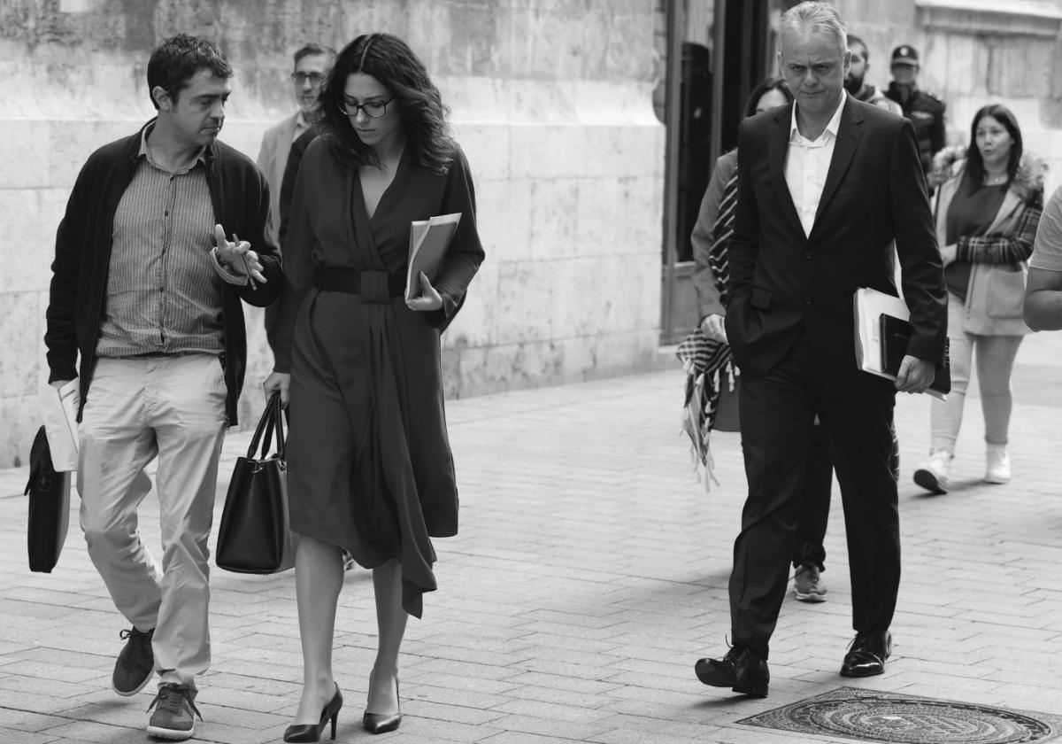 Aitana Mas y Héctor Illueca, junto al Palau de la Generalitat.